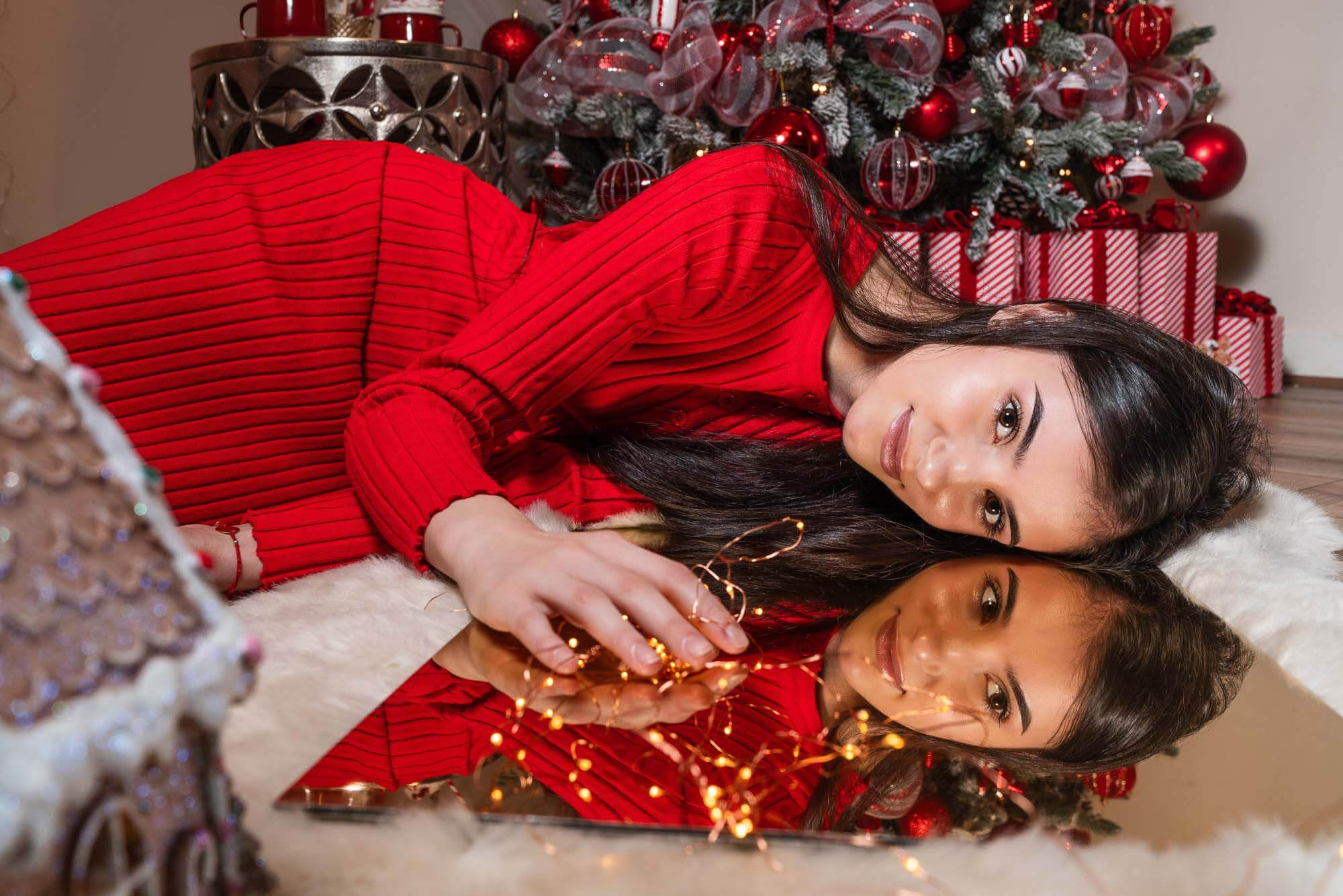 Behind-the-scenes creative Christmas photo with reflection and warm lights at Calini Weddings Studio.